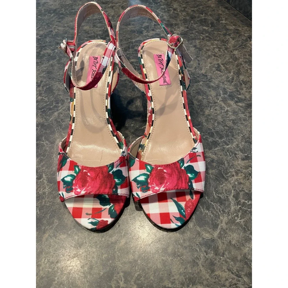 Betsey Johnson Athena Wedge Espadrille Sandals Gingham Floral Red Size 9.5